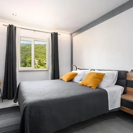 Hillsea By Briskva *